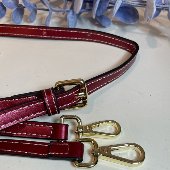 Crossbody strap EUC Red metallic with gold hardware - Picture 4 of 4